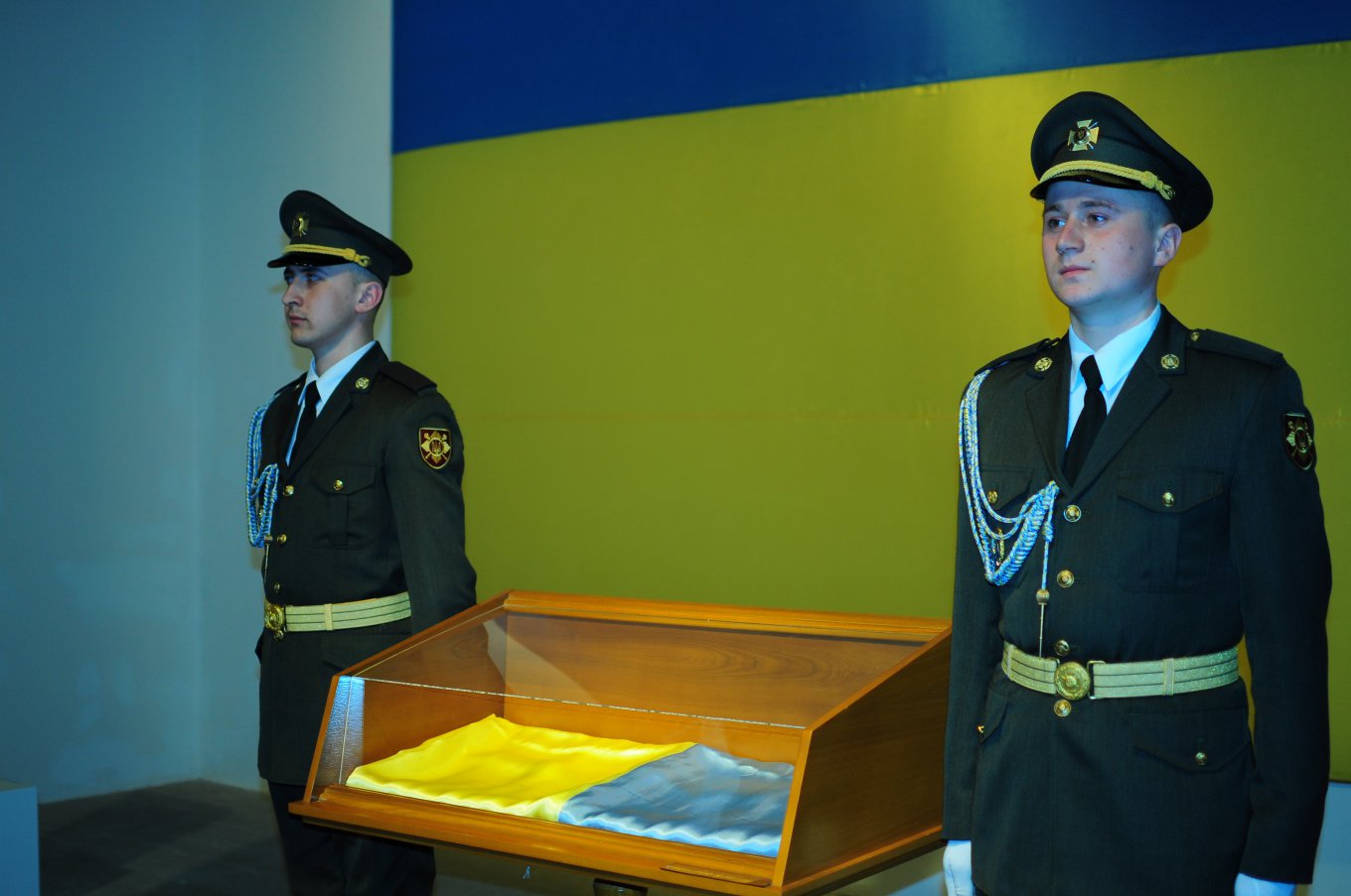 Флаг, который первым внесли в Верховную Раду, когда Украину объявили независимой