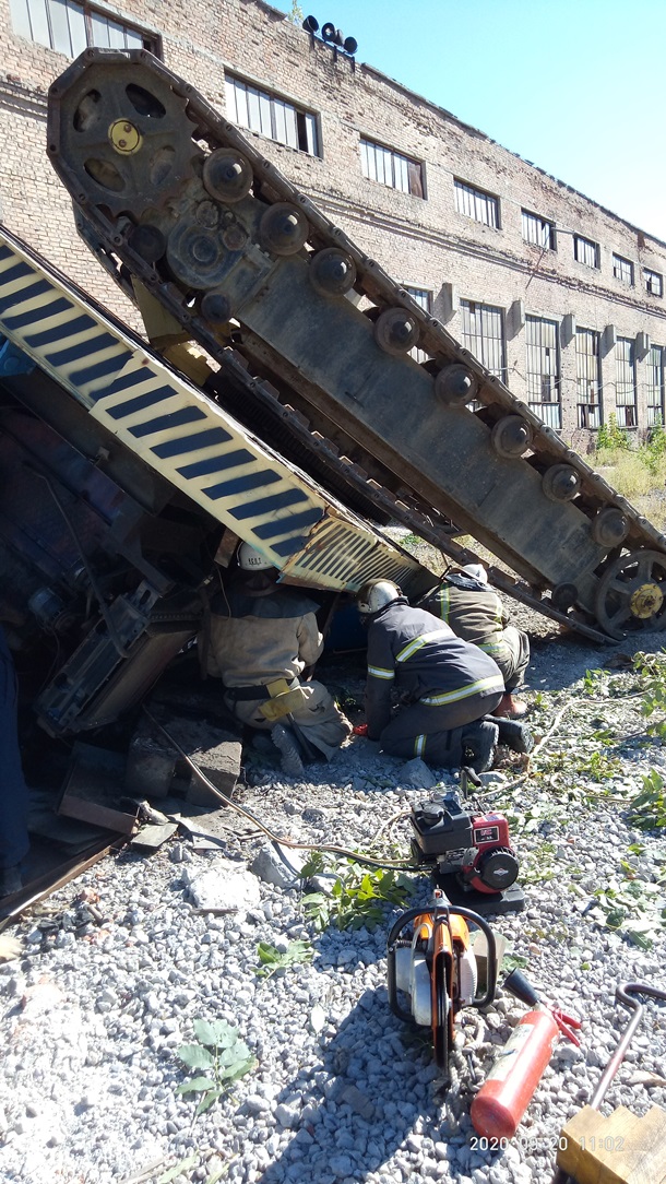 В Харькове перевернулся кран с водителем