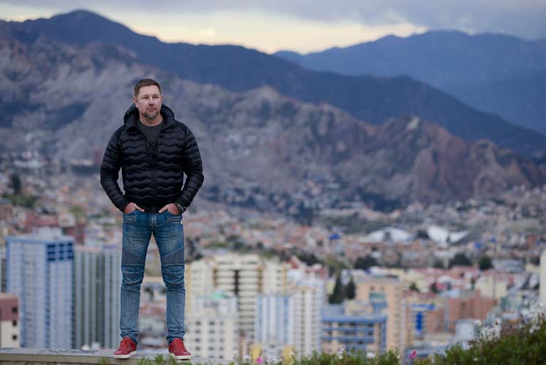 Константин Стогний на фоне самого высокого административного города в мире