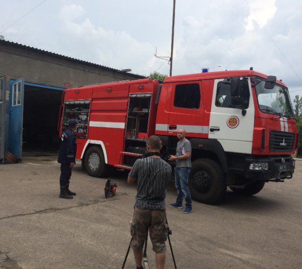 Журналисты "Надзвичайних Новин" совершают преступление против "ДНР" – снимают пожарную машину и берут интервью.