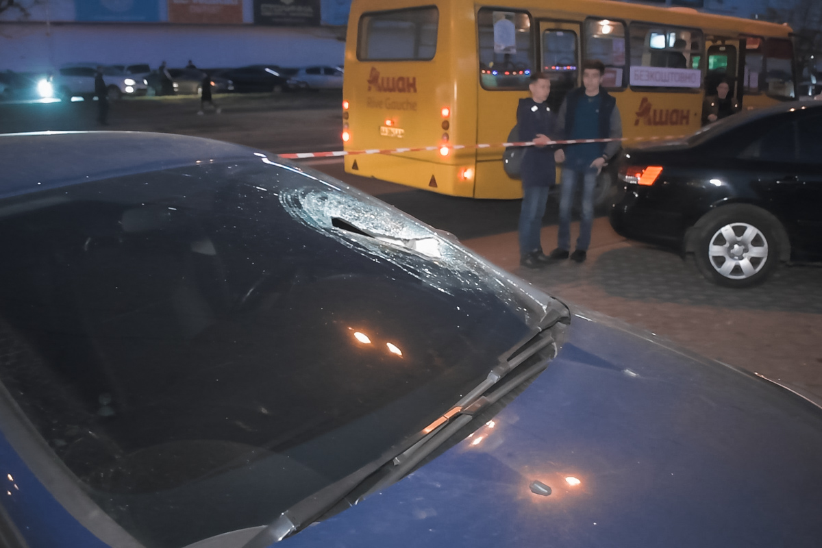 В драке разбили лобовое стекло припаркованного автомобиля