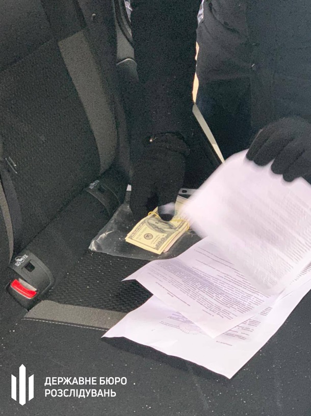 Сотрудницу полиции и адвоката задержали на взятке