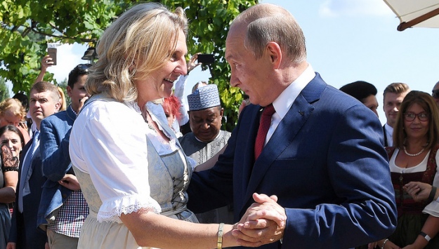 Глава МИД Австрии Карин Кнайссль на своей свадьбе танцует с Путиным
