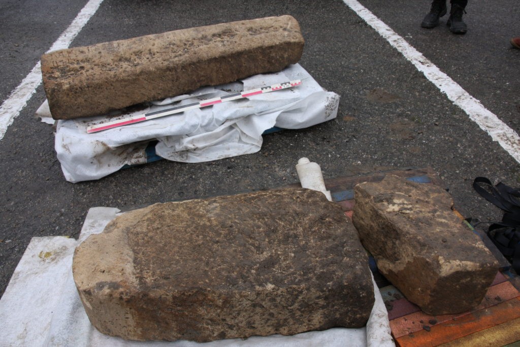 Археологи раскопали древний саркофаг прямо под автостоянкой