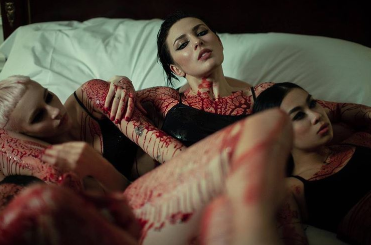 MARUV (Анна Корсун) сфотографировалась в крови