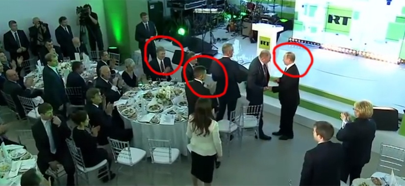 Флинн стоя аплодирует Путину. Скриншот RT / YouTube