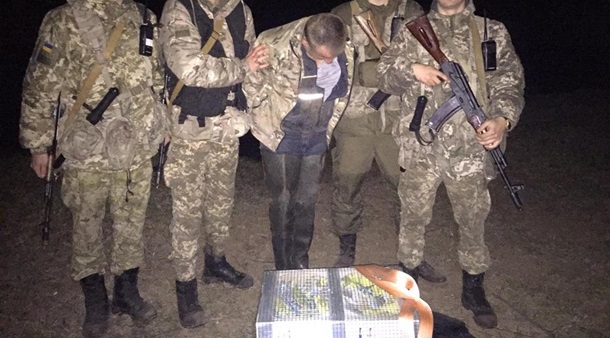 Пограничники задержали мужчину, который пытался пронести в Беларусь 150 попугаев 