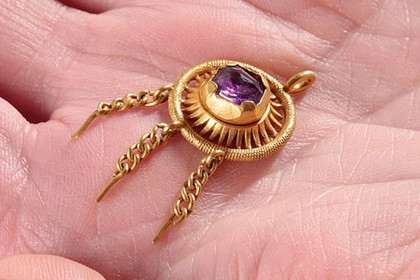 Британка нашла старинную брошку короля Фото: BNPS