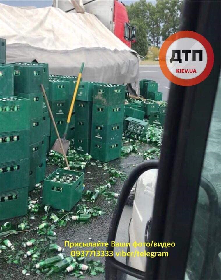 На Бориспольской трассе перевернулась фура с пивом
