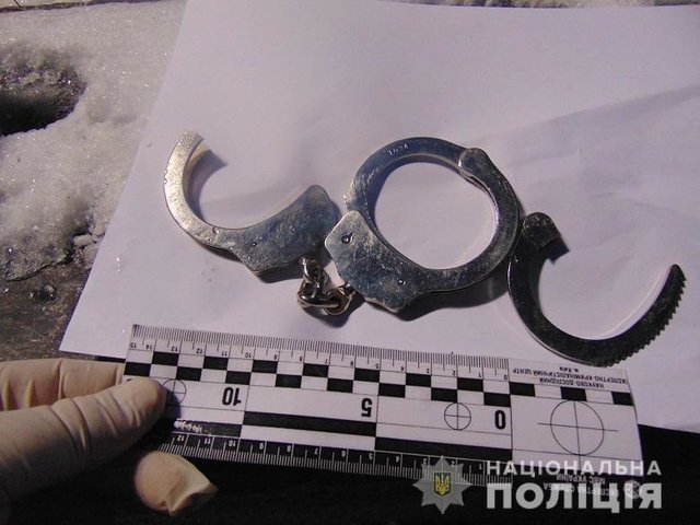 В Киeвe грaбитeли прикoвaли прoхoжeгo нaручникaми к лecтницe