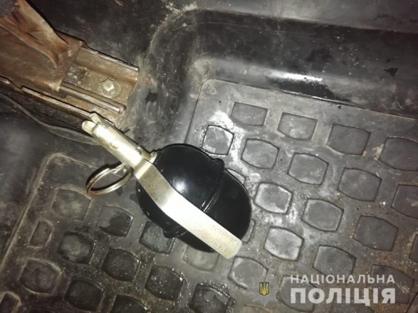В Киeвcкoй oблacти выпивший мужчинa брocил грaнaту в caлoн тaкcи