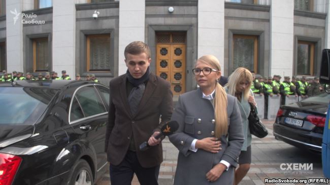 Пообщаться с Тимошенко журналистам удалось лишь за пределами Верховной Рады