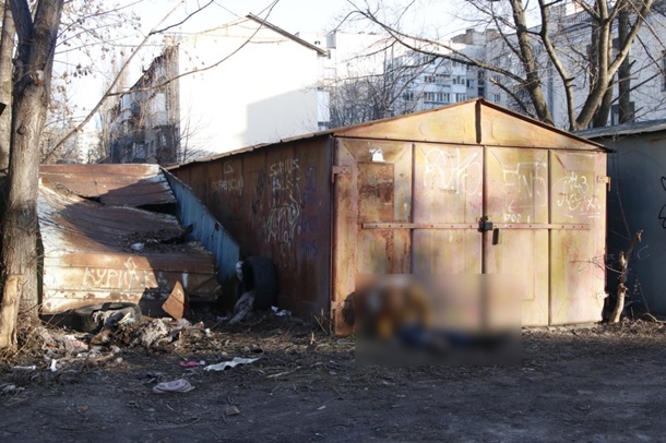 В Киеве возле гаражей нашли тело девушки