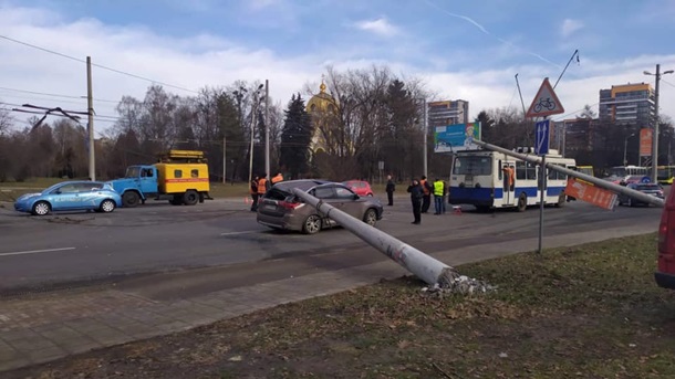 Во Львове два бетонных столба рухнули на троллейбус и авто