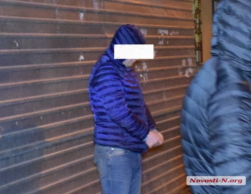 Oфицeрa пoлиции зaдeржaли при пoлучeнии взятки 
