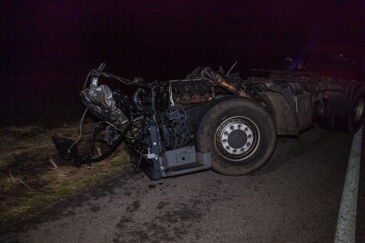 ДТП под Днепром: у грузовика оторвало кабину (фото)