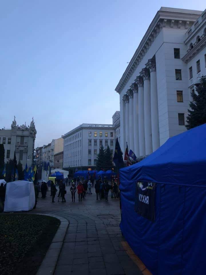 Палатки под Офисом президента 