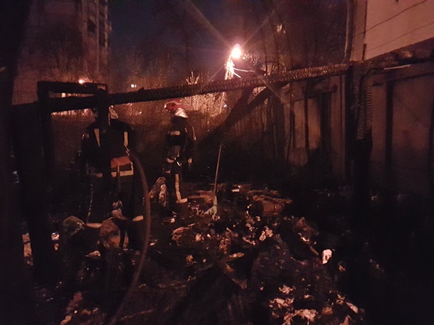 В Киеве произошел пожар на мусорной свалке, погибли двое мужчин 