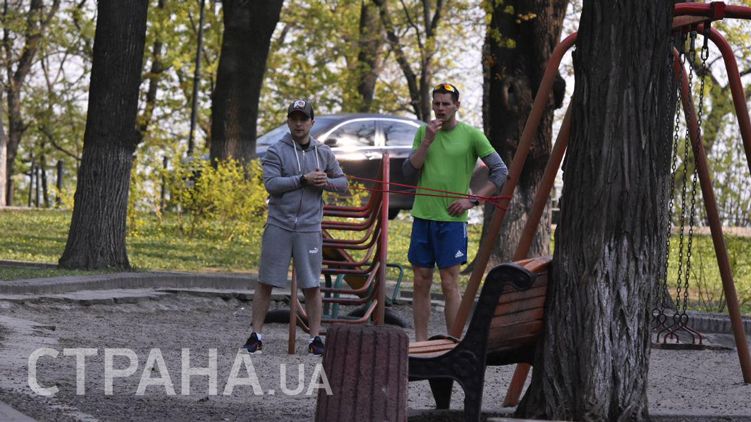 Зеленский провел утренню разминку возле Верховной Рады