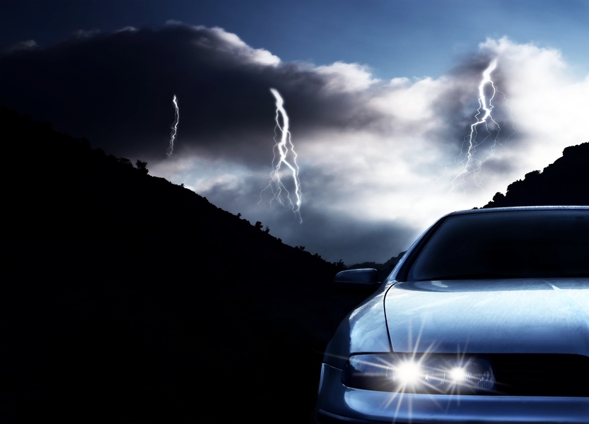 Молния бьет в автомобиль