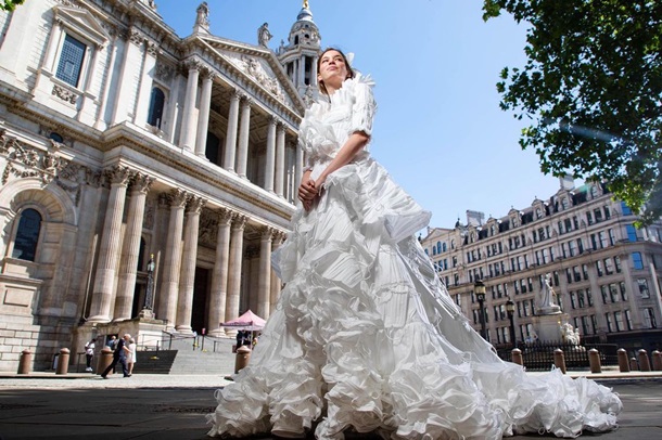 В Великобритании создали свадебное платье из защитных масок