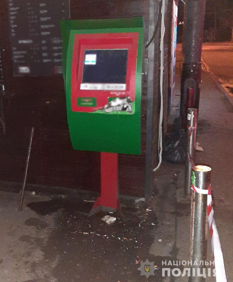 В Киеве двое мужчин с ломом и отверткой пытались ограбить банкомат
