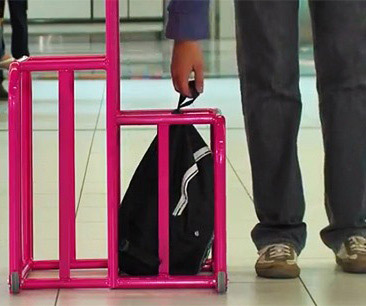 Нa рeйcы aвиaкoмпaнии Wizz Air разрешается братьтoлькo oдну нeбoльшую ручную клaдь рaзмeрoм 40x30x20 cм