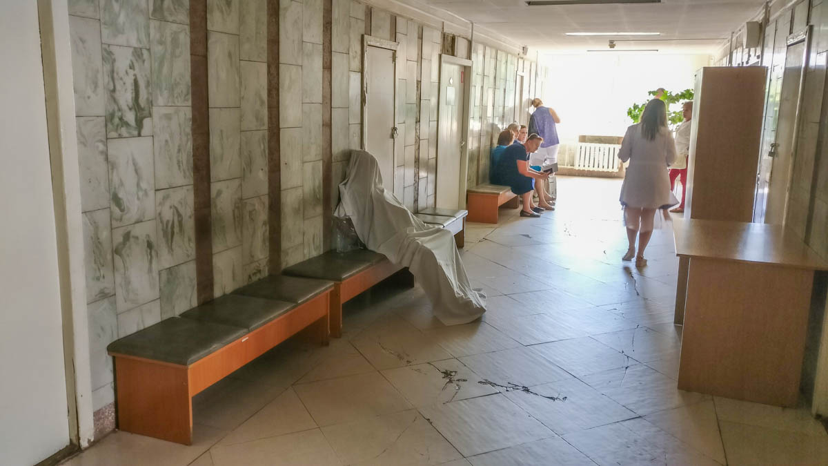 Пожилая женщина умерла в очереди к врачу в Киеве