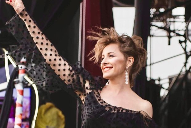 Елена Кравец похвасталась снимками в полупрозрачном платье