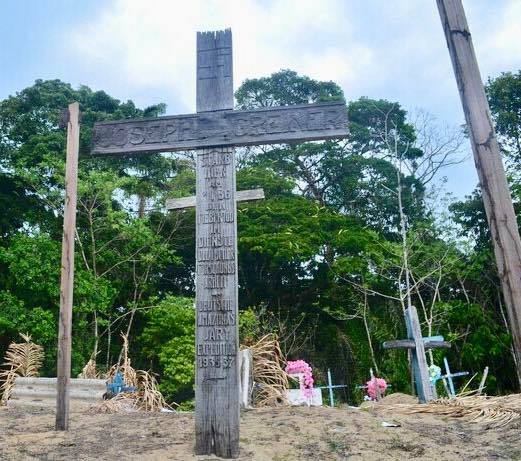 Крест со свастикой в Амазонии. Позже индейцы подзахоранивали к нему своих из окрестных племен. Фото из Facebook К.Стогния