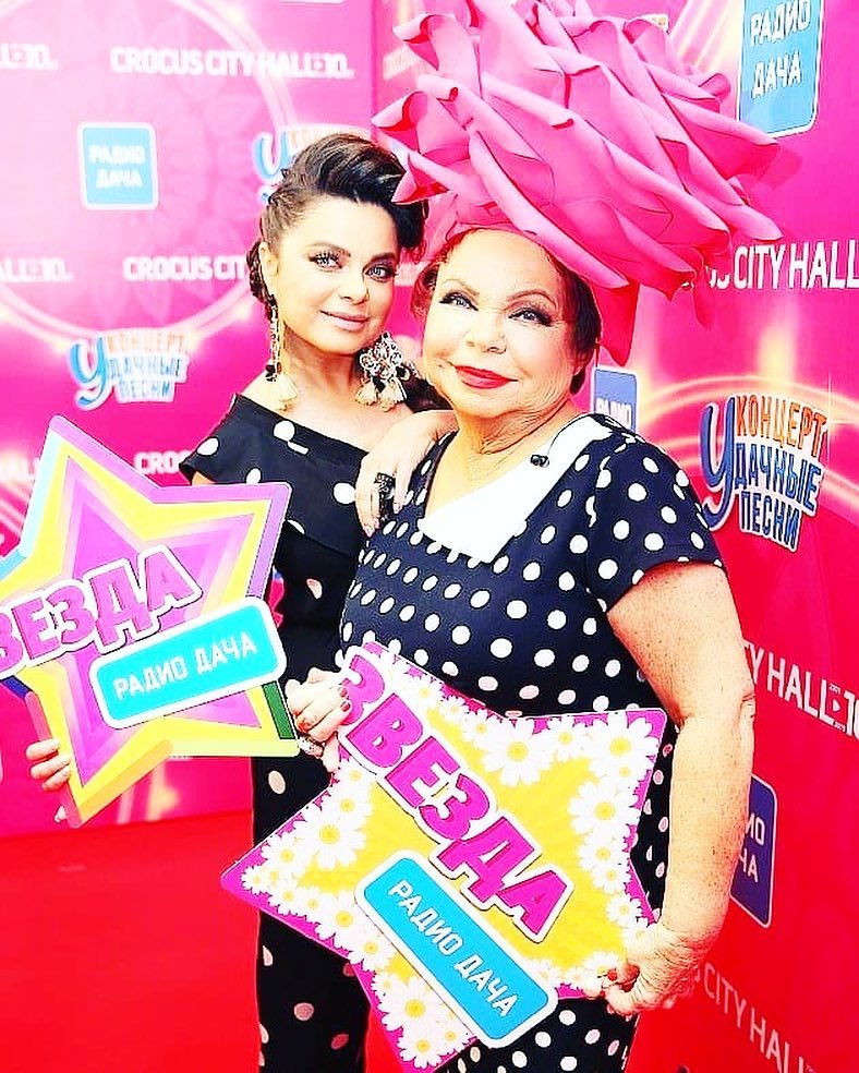 Певица опубликовала в соцсети фото с мамой