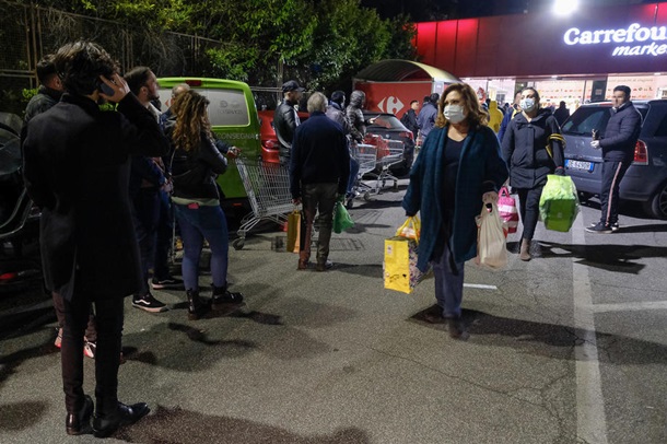 Итальянцы в панике штурмуют магазины из-за корнавируса