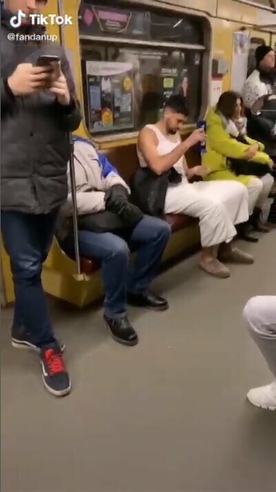 В Киеве мужчина помыл голову в вагоне метро 