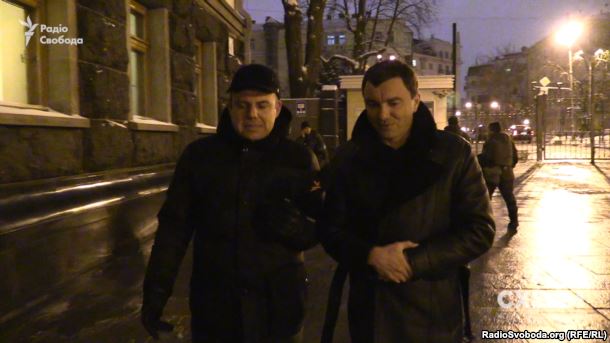 Народний депутат Андрій Іванчук на запитання журналіста переважно мовчить