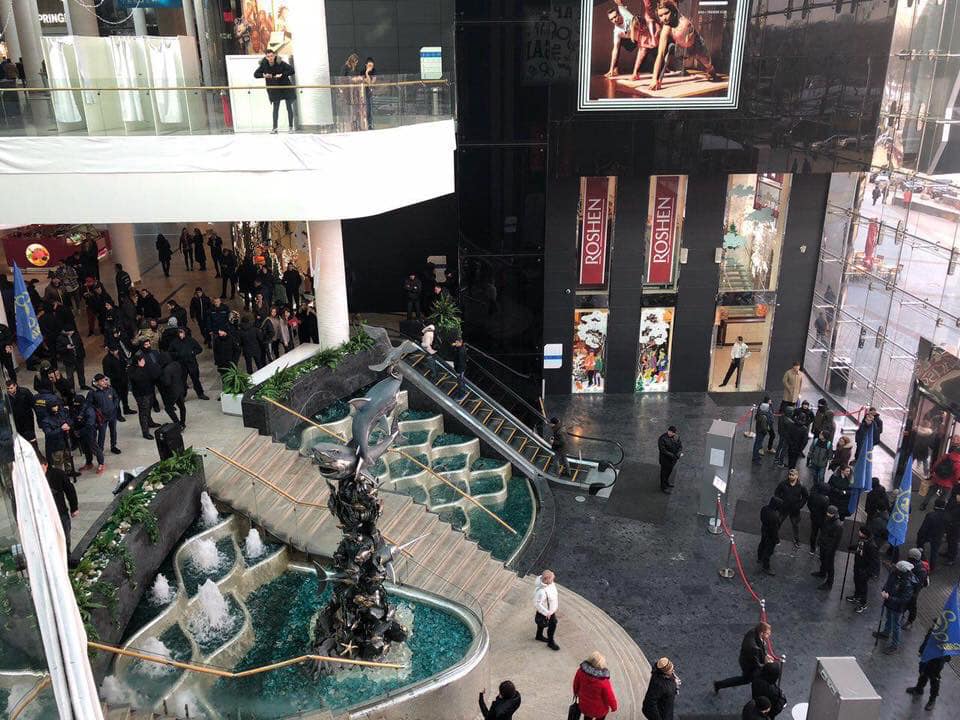 Активисты заблокировали работу  Ocean Plaza в Киеве изнутри. Скриншот, фото: Facebook/ Алексей Савенко