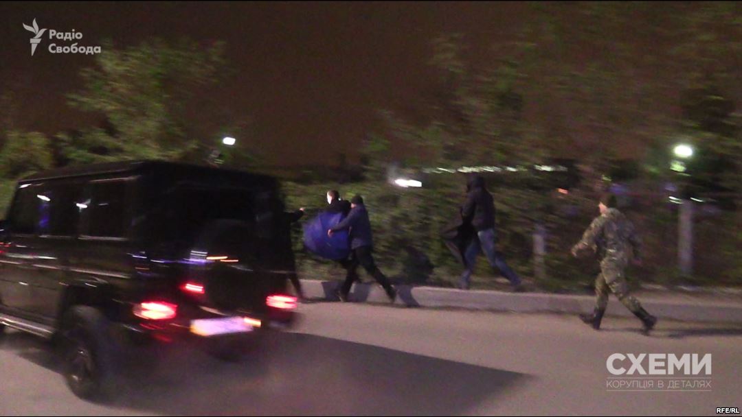 Охранники Виктора Медведчука препятствуют работе журналистов программы «Схемы»