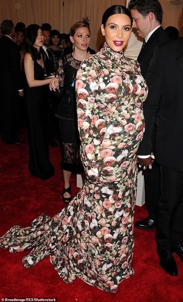 Ким Кардашьян в неудачном платье 