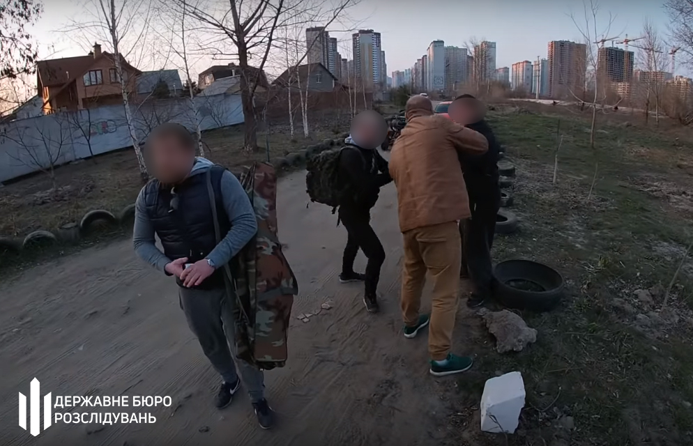 В Киеве полицейский с компанией хулиганов избили человека