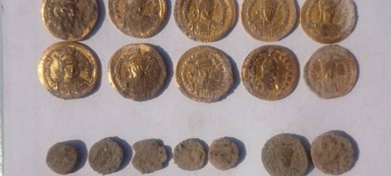 На берегу Черного моря нашли золотые монеты