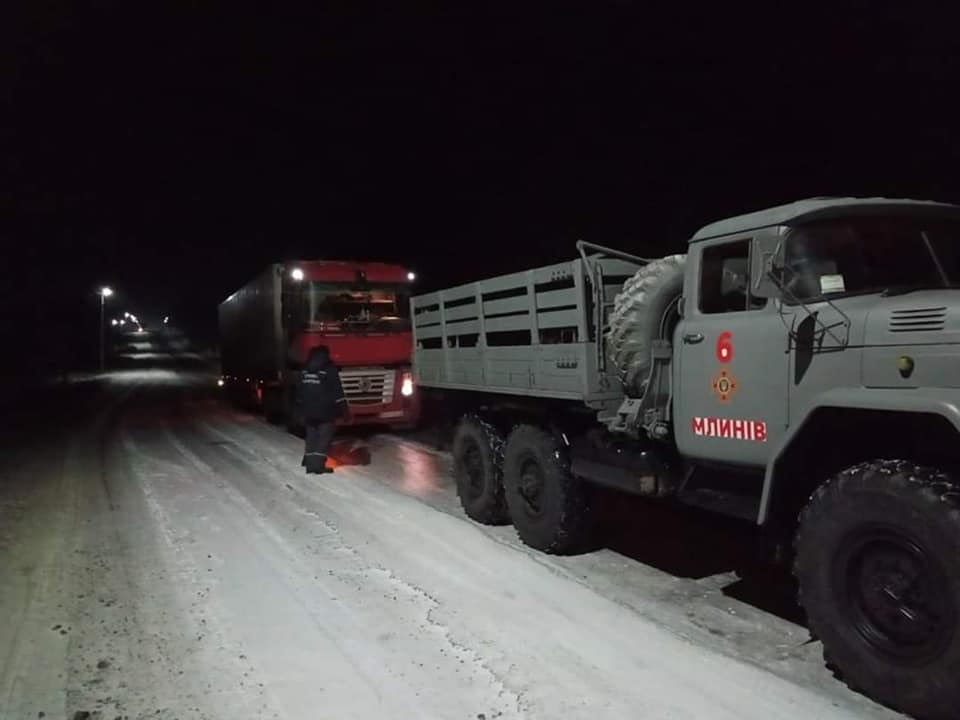 Из-за погоды на дорогах Украины транспортный коллапс 