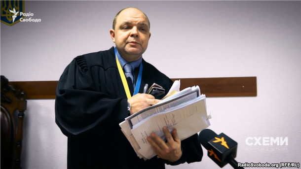 Судья Апелляционного суда Киева Дмитрий Гаращенко удивляется вопросу журналиста о конфликте интересов