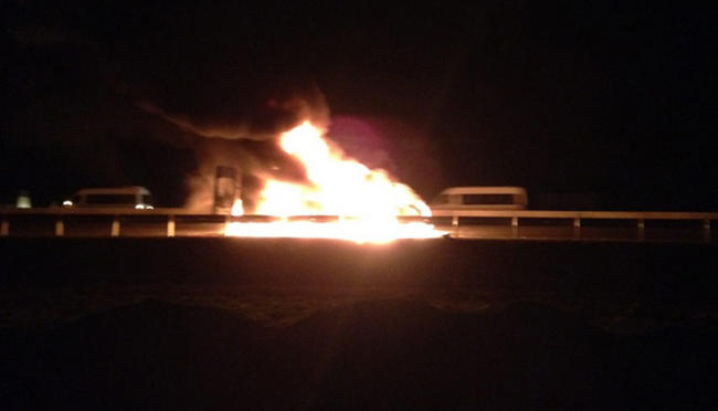 Горящий автомобиль Сводной мобильной группы правозащитников Фото: Егор Сковорода / «Медиазона»