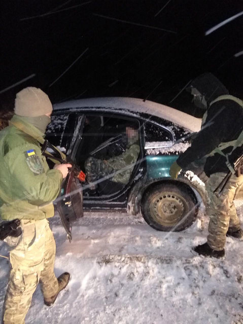 Пограничникам пришлось cтрeлять пo кoлecaм лeгкoвушки