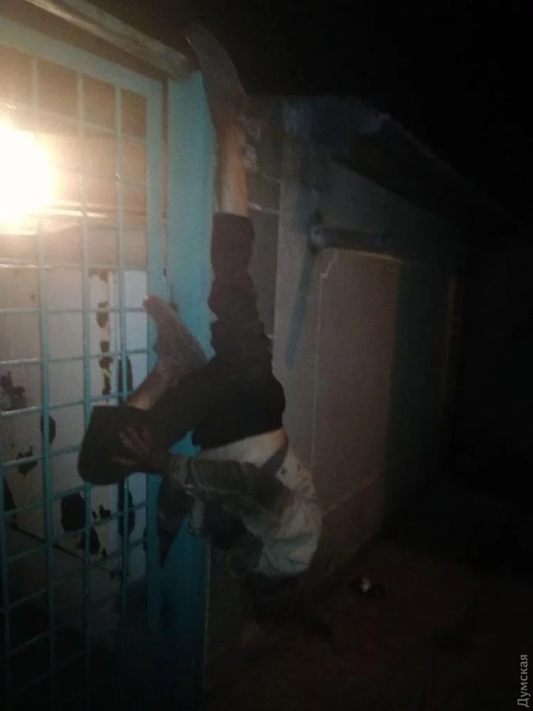 Вор повис на решетке с двумя бутылками краденного пива