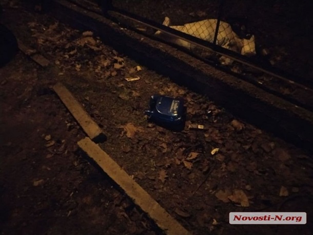 В Николаеве на парковке подожгли внедорожник