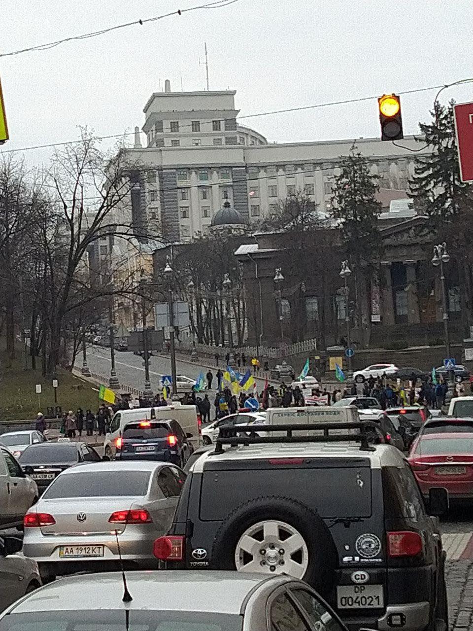 В Киеве участники акции протеста против открытия рынка земли перекрыли движение