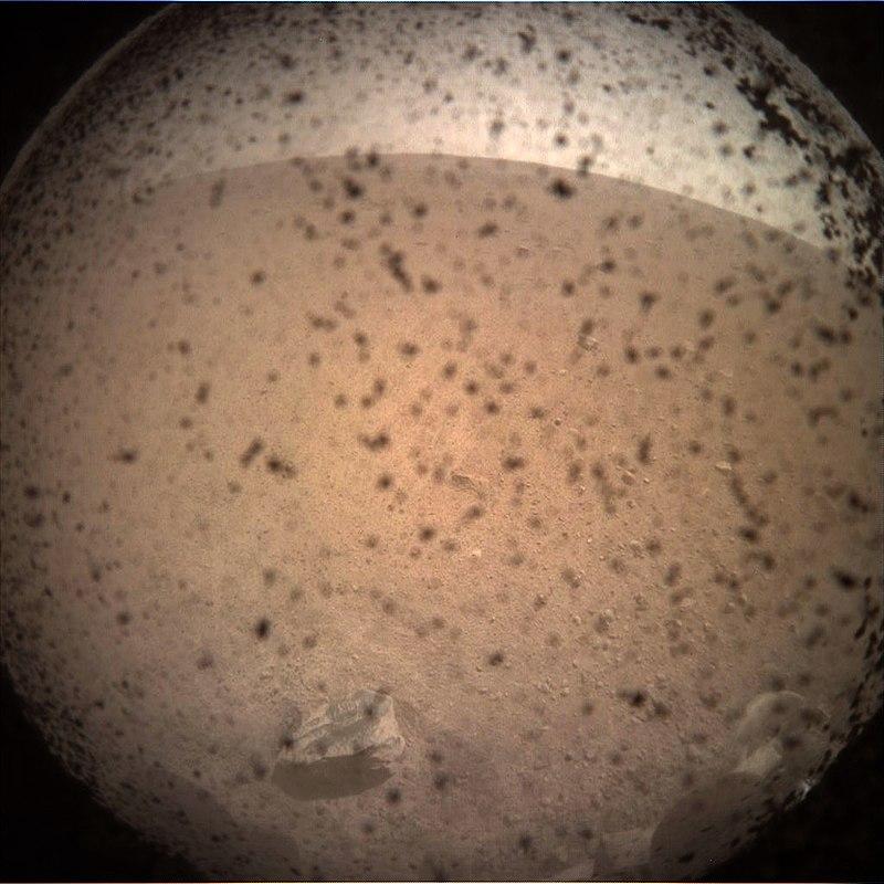 Проверка работы камеры посадочного модуля InSight.  Image Credit: NASA/JPL-Caltech  