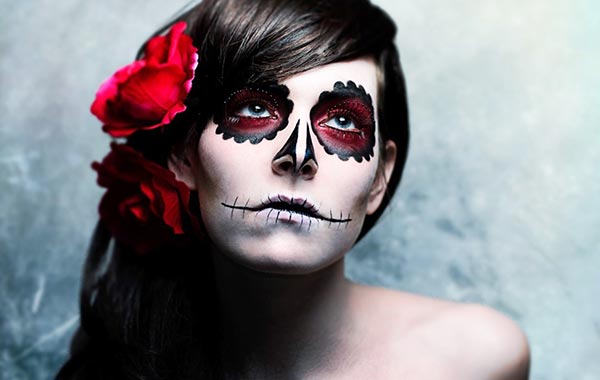 фото грима на Хэллоуин (прорисовка черепа или зашитый рот)