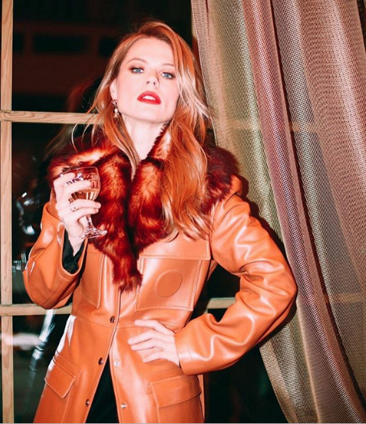 Фреймут разместила в Instagram фото в кожаном пальто с меховым воротником