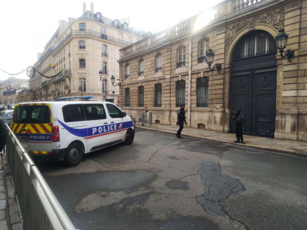 Полиция перекрыла подъезды к Елисейскому дворцу. Фото: РБК-Украина